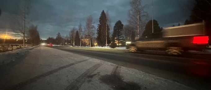 Lastbil och polisbil i krock – två poliser till sjukhus