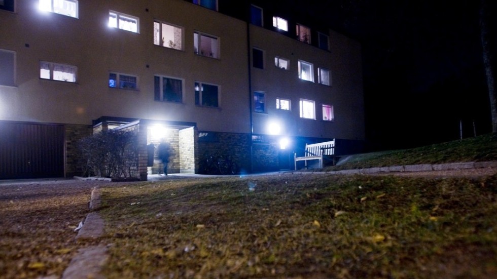 Mördaren hade lämnat de två små barnen, två och fyra år gamla, kvar i lägenheten med den döda kvinnan när polisen kom till brottsplatsen.