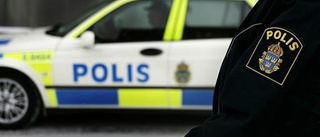 Ledig polis indragen i bil