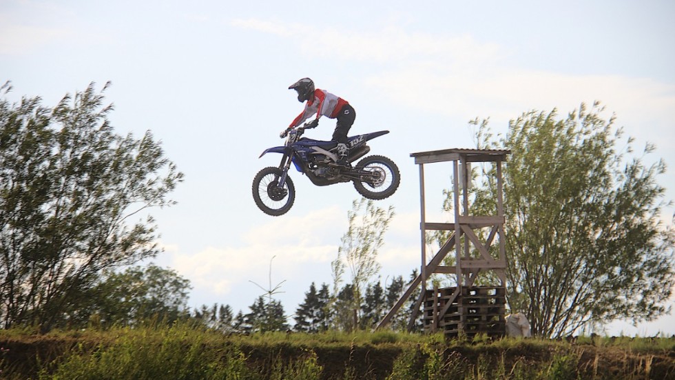 Crossen stod inne i ett garage. En misstänkt gärningsperson finns registrerad eftersom det fanns kamera i lokalen. Genrebild.