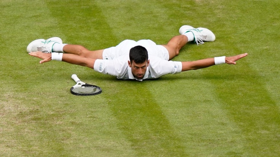 Novak Djokovic är vidare till semifinal i Wimbledon.