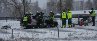 Kraschade in i mitträcke på E 20