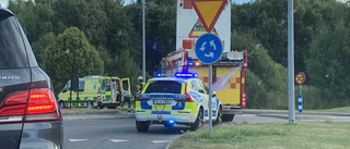 En person skadad när moped körde omkull i rondell 