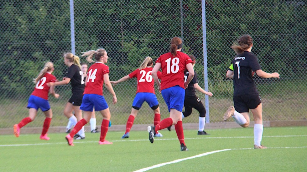 Efter vinsten i seriefinalen mot Östervåla ska det mycket till om inte Örsundsbro IF, med bland andra Matilda Bergheden, Mikaela Pettersson, Ida Svåren och Ellinor Johansson i den här matchsekvensen, vinner serien.