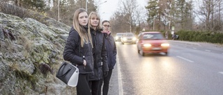 Barn och ungdomar måste gå längs trafikerad väg