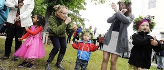 Värdigt firande i daggstänkt grönska