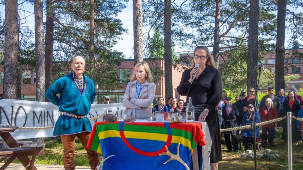 På en pressträff i Jokkmokk 2022 inför stor samisk publik berättade Jåhkågasska sameby att de skulle överklaga beslutet om Kallak till Högsta förvaltningsdomstolen. Lisa Länta (i mitten) känner stor besvikelse över att utfallet nu inte blivit som man önskat.