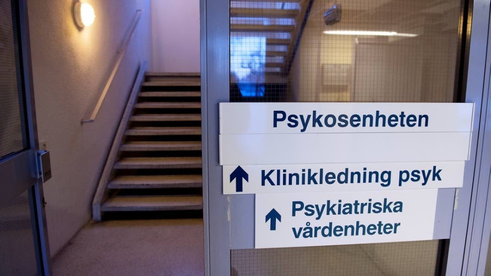 Psykiatriska kliniken vid Nyköpings lasarett har fotfarande inte kunnat öppna de vårdplatser som man tvingades stänga i samband med att hyrsjuksköterskorna försvann.