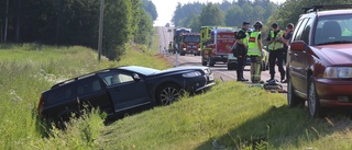 Lastbil och personbil i krock på väg 661 – lastbilen lämnade platsen