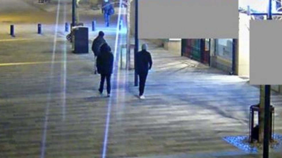 Längst upp i bild syns mannen som rånades, två av de andra är nu dömda till fängelsestraff. Den tredje har avlidit.