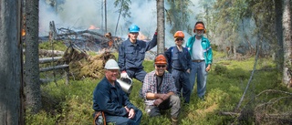 Här tänder de på skogen mitt i torkan