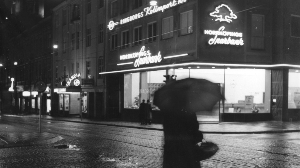 Då. En mörk höstkväll på Drottninggatan i oktober 1958. Signaturen "Gisela" skrev om hur skrämmande det var att promenera längs gatan i kvällsmörkret. Inte nes neonskylten över Ringborgs kolimport förmådde att lysa upp gatan.