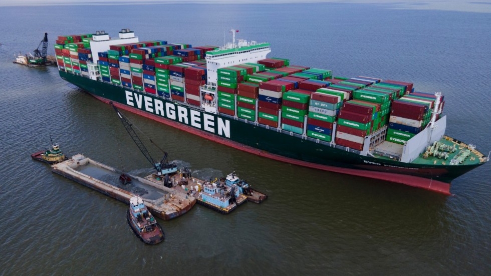 I fjol blockerade containerfartyget Ever Given Suezkanalen under nästan en veckas tid. Den här gången lyckades man få loss fartygets som hade fastnat på cirka fem timmar. Arkivbild.