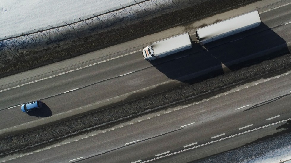 Lastbilschauffören hade tagit heroin och tramadol. Fordonet stoppades av polis efter att det framförts i 133 kilometer i timmen.