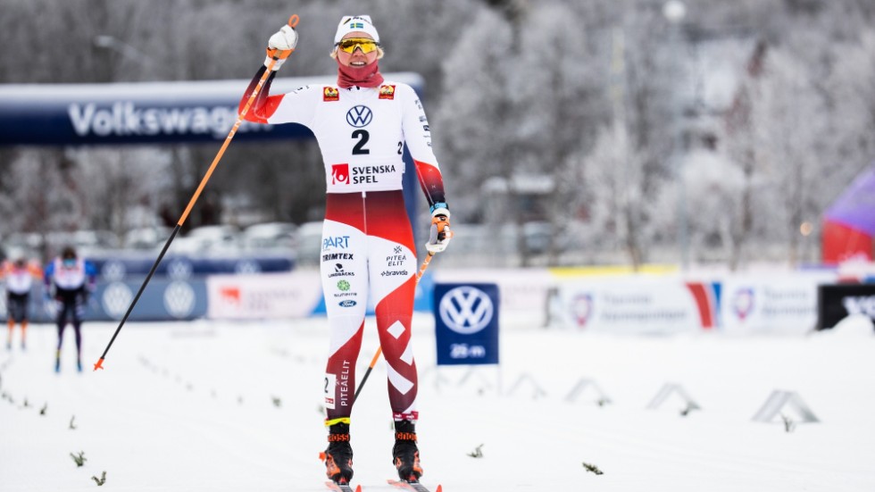 Där satt premiärsegern. Emma Ribom hade bra marginal ner till tvåan Johanna Hagström när hon gled i mål som vinnare i Bruksvallarna.