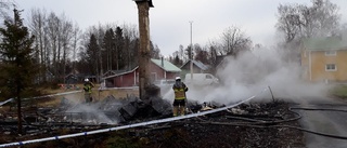 Övertänd villa totalförstörd i brand