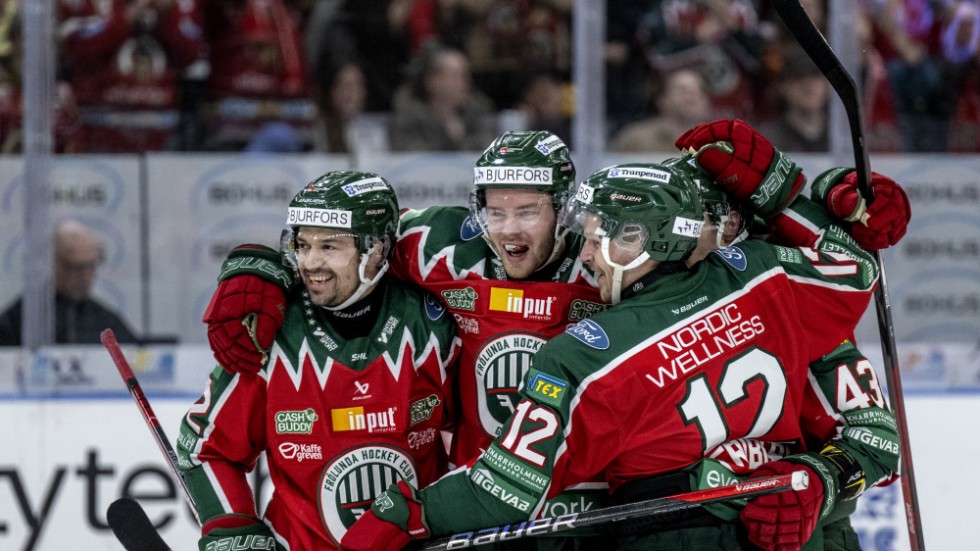 Patrik Carlsson, Filip Johansson och Max Friberg jublar efter Frölundas 2–0-mål när man utklassade det regerande mästarlaget Färjestad.