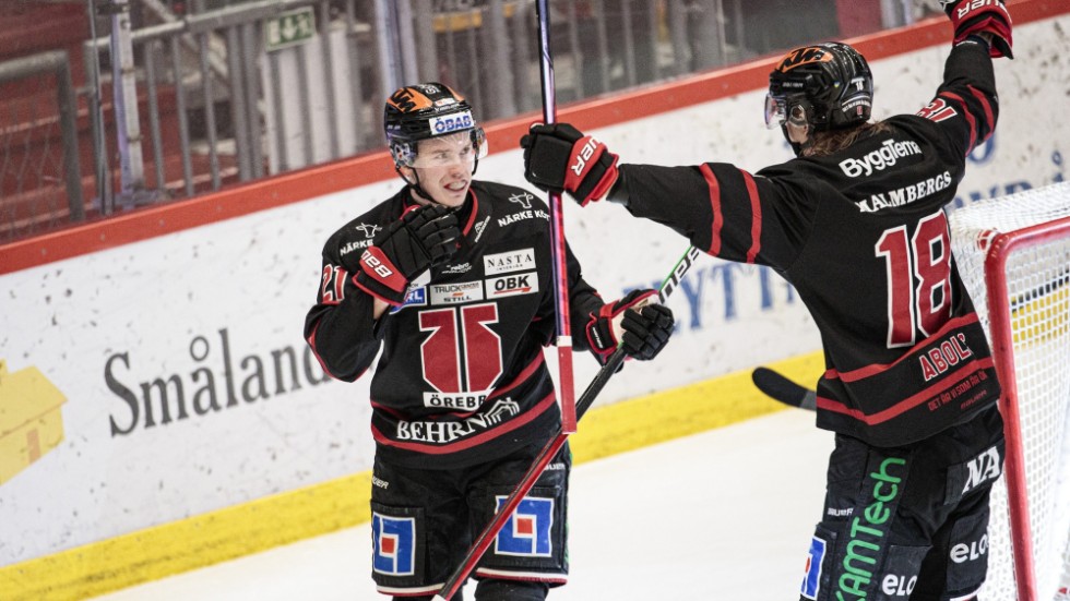 Linus Öberg, till vänster, blev matchhjälte när Örebro tog ledningen med 2–0 i matcher i SM-kvartsfinalen mot Timrå.