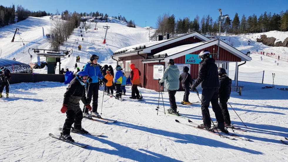 Att inte betala hyran på Kanis straffar sig. Varje dag tas en ny dygnshyra ut då det inte finns vare sig säsongshyra eller långtidshyra. Det fick kommunfullmäktiges ordförande erfara, men då vägrade han bara att betala. Kommunen tog sen tillbaka kravet istället för att driva det till domstol.