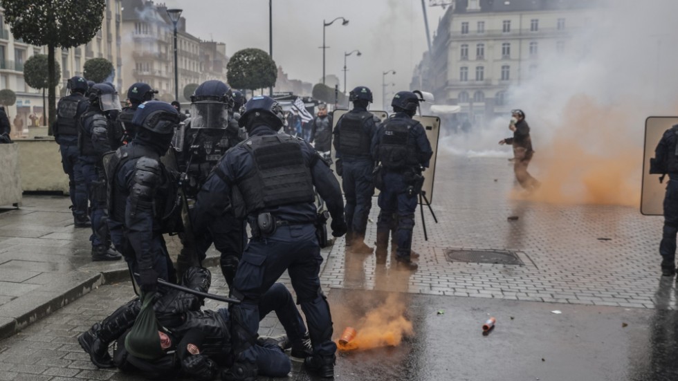 Kravallpoliser i bråk med demonstranter i Rennes i västra Frankrike, ungefär samtidigt som Emmanuel Macron framträdde i tv.