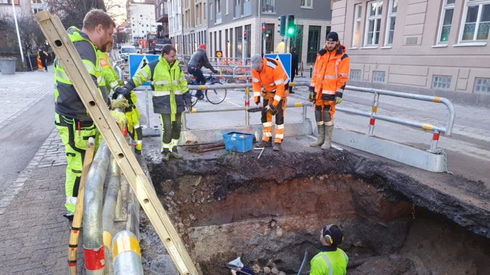 Personal vid grävarbetet på Drottninggatan.