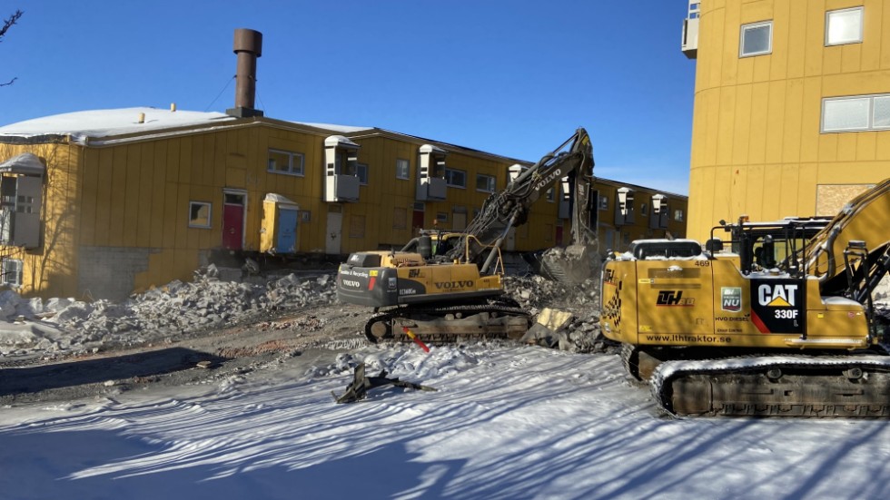 Polisen i Kiruna har tipsats om att ungdomar i Kiruna tar sig in bakom avspärrningarna och vistas i rivningsområdet.