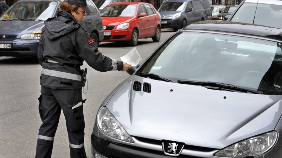 När P-vakten skulle lappa en lastbil tände det snett för lastbilschauffören. Han försökte köra på p-vakten med lastbilen.