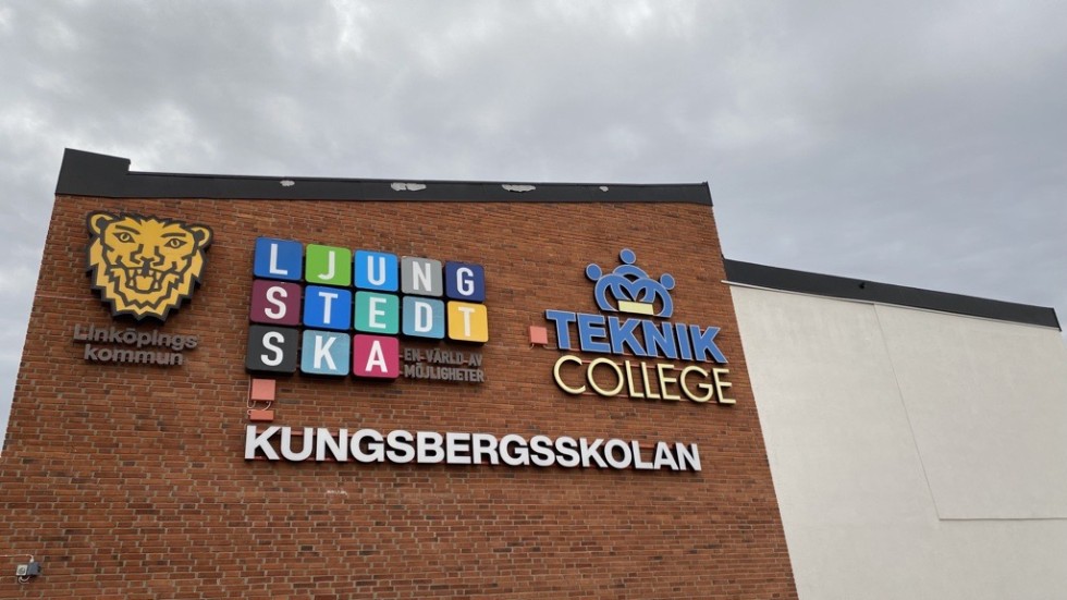 Det är dags att “en värld av möjligheter” inte bara är tomma ord på en skolvägg. Det är verkligen dags att inte enbart tänka på lokaler, utan i första hand på de som skolan är till för, eleverna och skolans personal, skriver debattörerna.