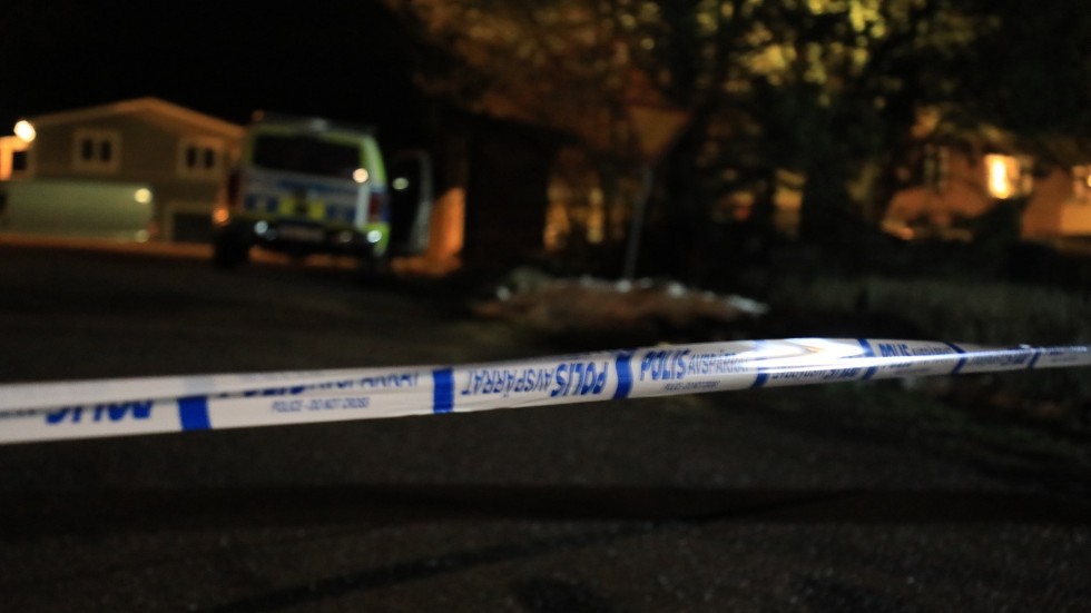 Polisen har spärrat av ett område runt fastigheten där flera skott avlossats.