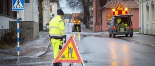 Vattenläcka i centrala Nyköping – väg avstängd