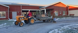 Tomten kom till äldreboendet med traktor