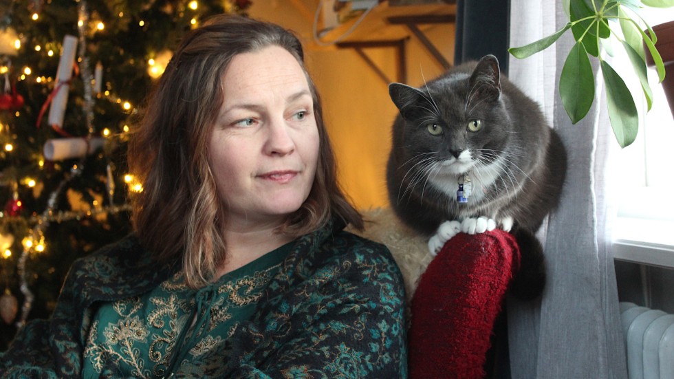 Jessica Hellström med katten Stella, som helst är inne den här årstiden.