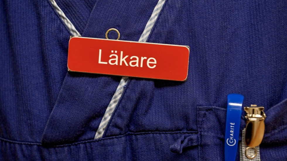 "Med färre läkare och sjuksköterskor från bemanningsföretag skulle belastningen på den befintliga personalen öka. Vårdköerna skulle bli längre och många operationer skulle ställas in", skriver Eva Domanders och Patrik Eidfelt från Kompetensföretagen i en replik på Kaisa Karros debattinlägg om hyrpersonal i vården.