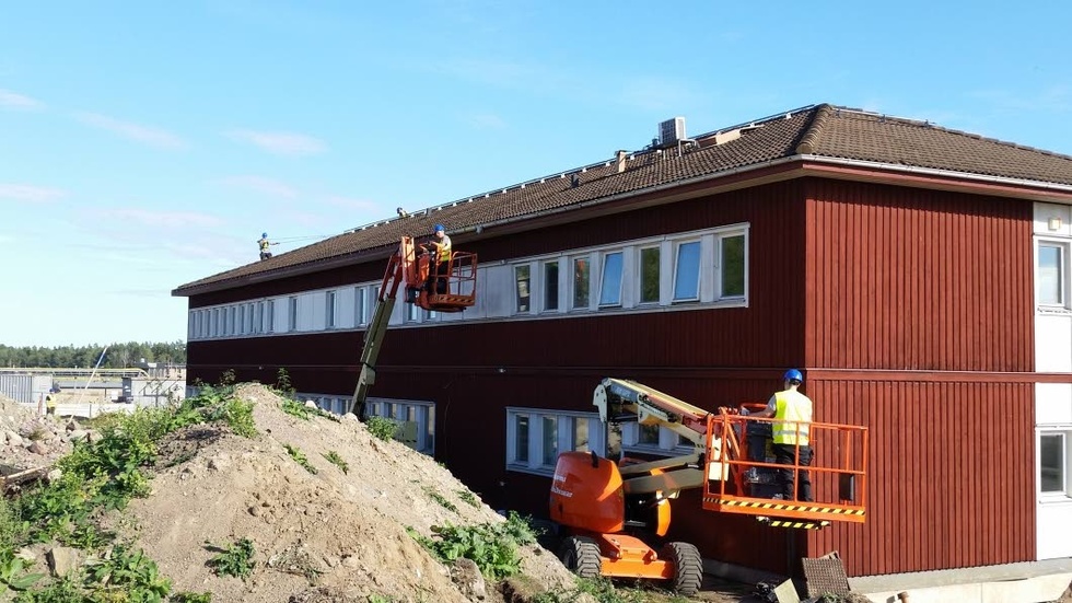 ÅTERVINNING. Personal från Boden medverkade i nedmonteringen av modulbyggnad i Arlanda. I bakre delen av bilden på taket med säkerhetssele syns Ludvig Olsson och Kristoffer Hjelm. David Gustafsson och Jonathan Isaksson finns i skyliften.