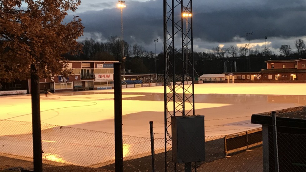 LMT arena på Motala isstadion en tidigare isspolningshöst. I fjol hade IFK Motala hemmapremiär 27 november. Frågan är när det blir i år. Om kommunens plan håller finns is 29-30 oktober, men då får det inte bli fel väder.