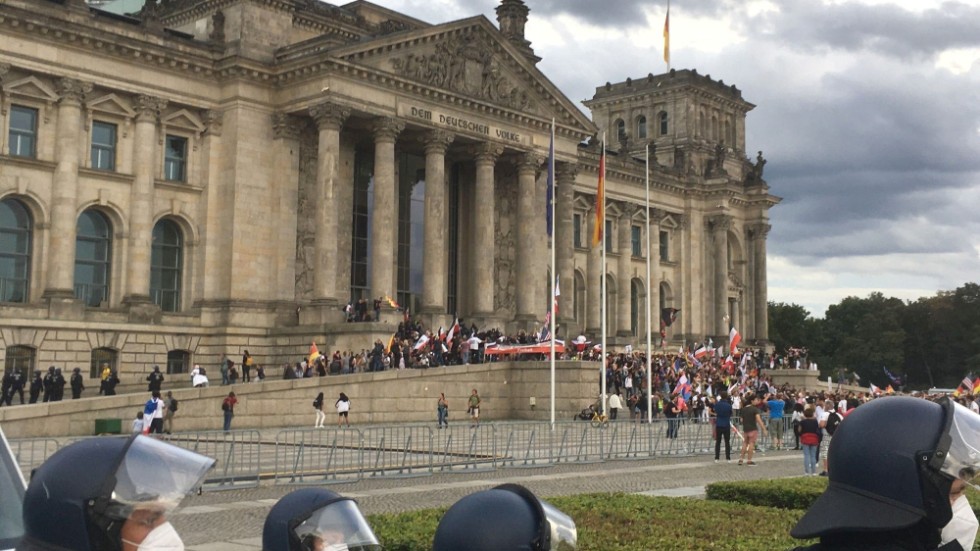 Poliser följer händelseförloppet i augusti 2020 där hundratals demonstranter försökte storma förbundsdagens byggnad i Berlin. Arkivbild.