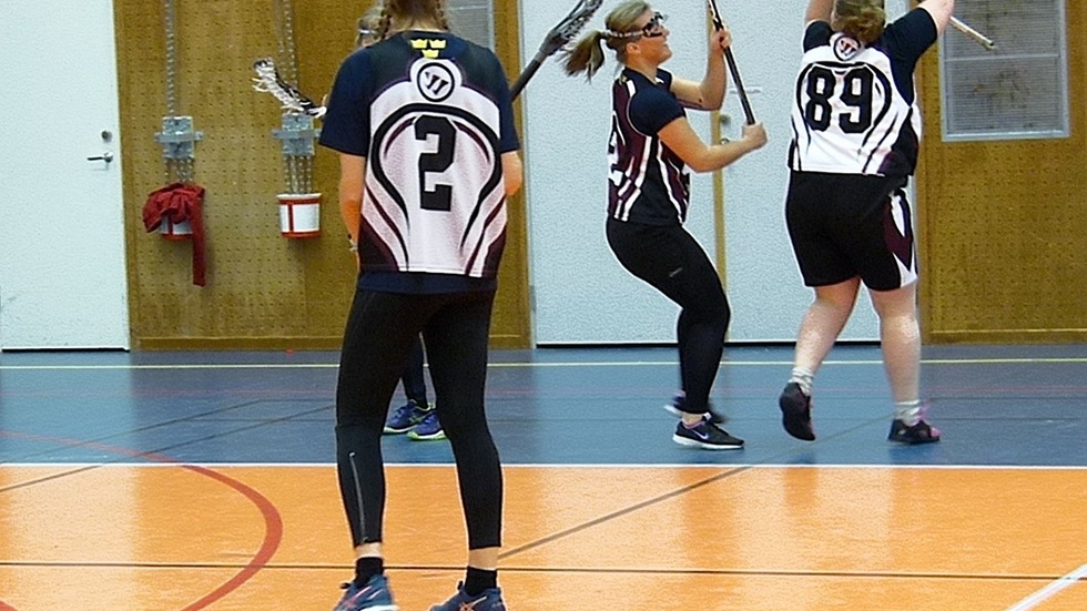 Lacrosse är en tuff sport där man får en hel del blåmärken. Klubbföringen är annorlunda jämfört med exempelvis ishockey. Utgångspositionen är att ha klubban, som har en slags håv i änden, högt i luften. Foto: Leif Larsson