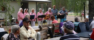 Sommarfest trots hotande moln