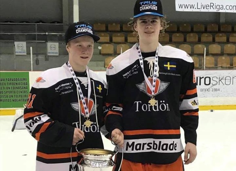 Vimmerbykillarna Hampus Karlsson och Theo Lundkvist handplockades till det svenska laget för ungdomar födda 2003 i helgens cup i Riga.