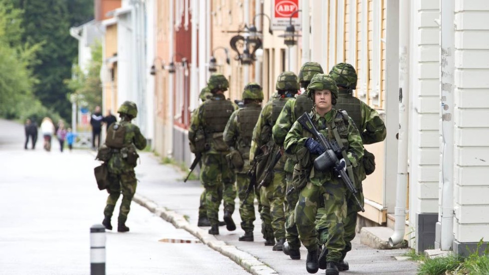 Helgpromenader  runt gator och torg kan  innebära direktkontakt med soldater från hemvärnet.