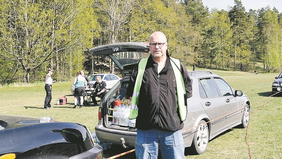 Magnus Idebro i färd med att upprätta ett sambandsområdet vid Vallabackarna. Foto: Tommy Pettersson