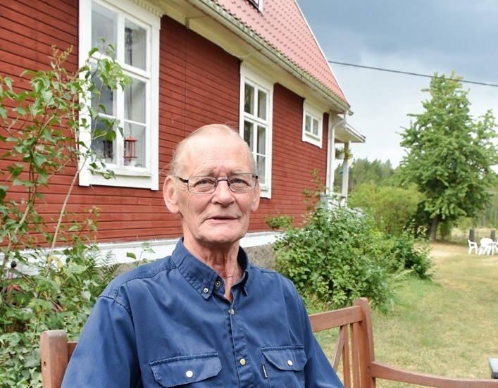 Claes Farne i byn Skillingarum är en av de personer som har reagerat på det nya farthinder som har byggts i Åbro-backen.