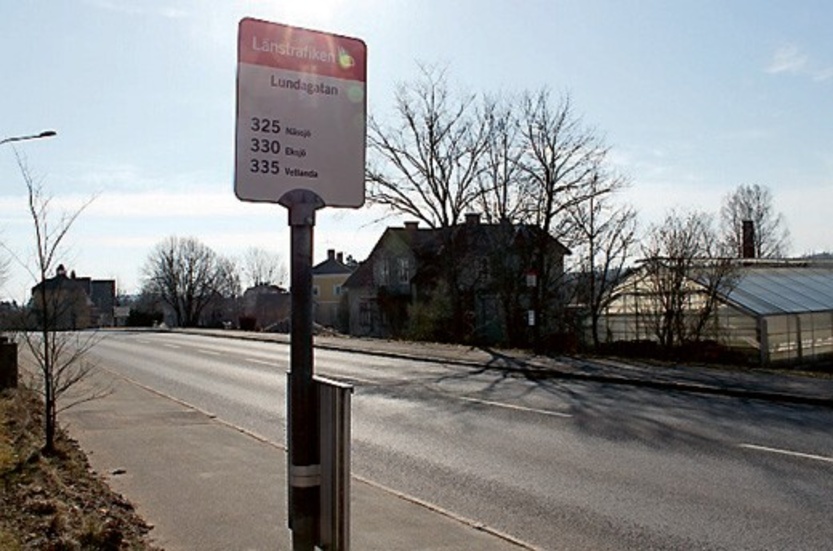 Busshållplatserna vid biografen är inte bra ur trafiksäkerhetssynpunkt. Inte heller för de som har funktionshinder.