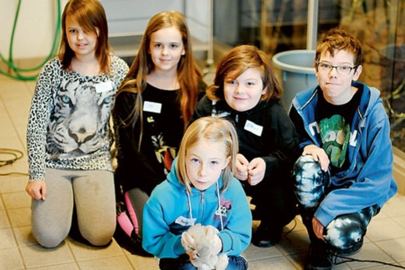 Djurtokiga barn är djurvårdare för en dag. Ebba, Elsa, Elliot, Teo och Signe i nattdjurrummet.