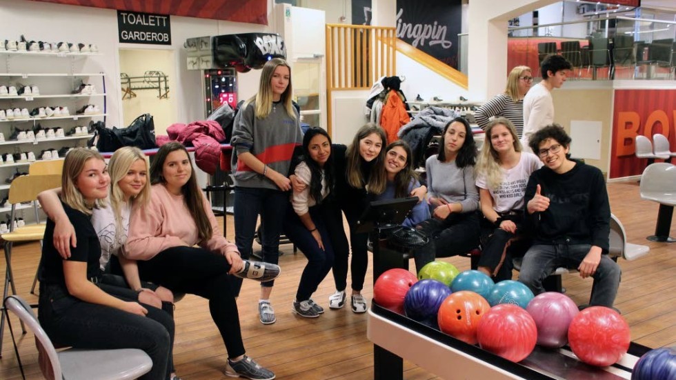 Besöket i Sverige avslutades med bowling. Signe Klein, som intervjuas i artikeln, sitter näst längst till höger.