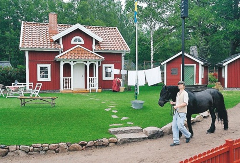 Alfred och hästen Lukas. I Katthult finns förstås alla djur som hör hemma på en bondgård - kor, höns, grisar, får, getter... Foto: Janne Strömsten