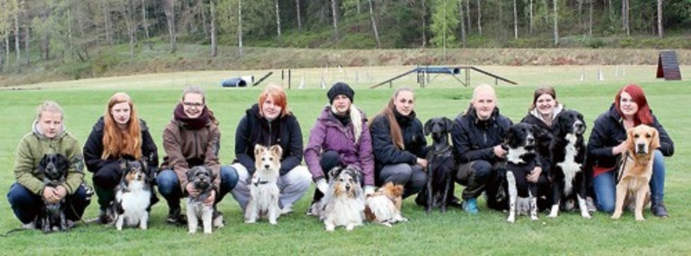 Hela gänget som ska tävla i skol-SM för hund. Malin Larsson, Erica Bergman, Hanna Thölke, Linnéa Gustafsson, Angelica Nilsson, Laura Winner, Stina Zetterlund, Ronja Grieger Johansson och Hanna Ivarsson.