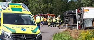 Fullastad lastbil välte utanför Vimmerby