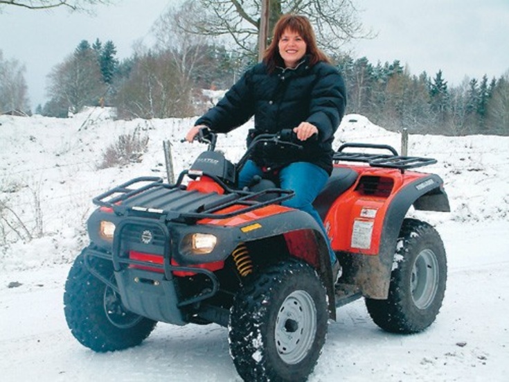 Kristin gillar att köra snöscooter men för tillfället får hon nöja sig med fyrhjulingen hemma på gårdsplanen vid Linneberg. Foto: Louise Tollemark