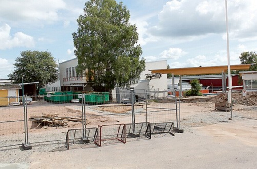 Byggstök råder och innergården på skolgården är inte riktigt sig lik längre. Inför höstterminen sker den största omflyttningen på skolan under byggperioden.